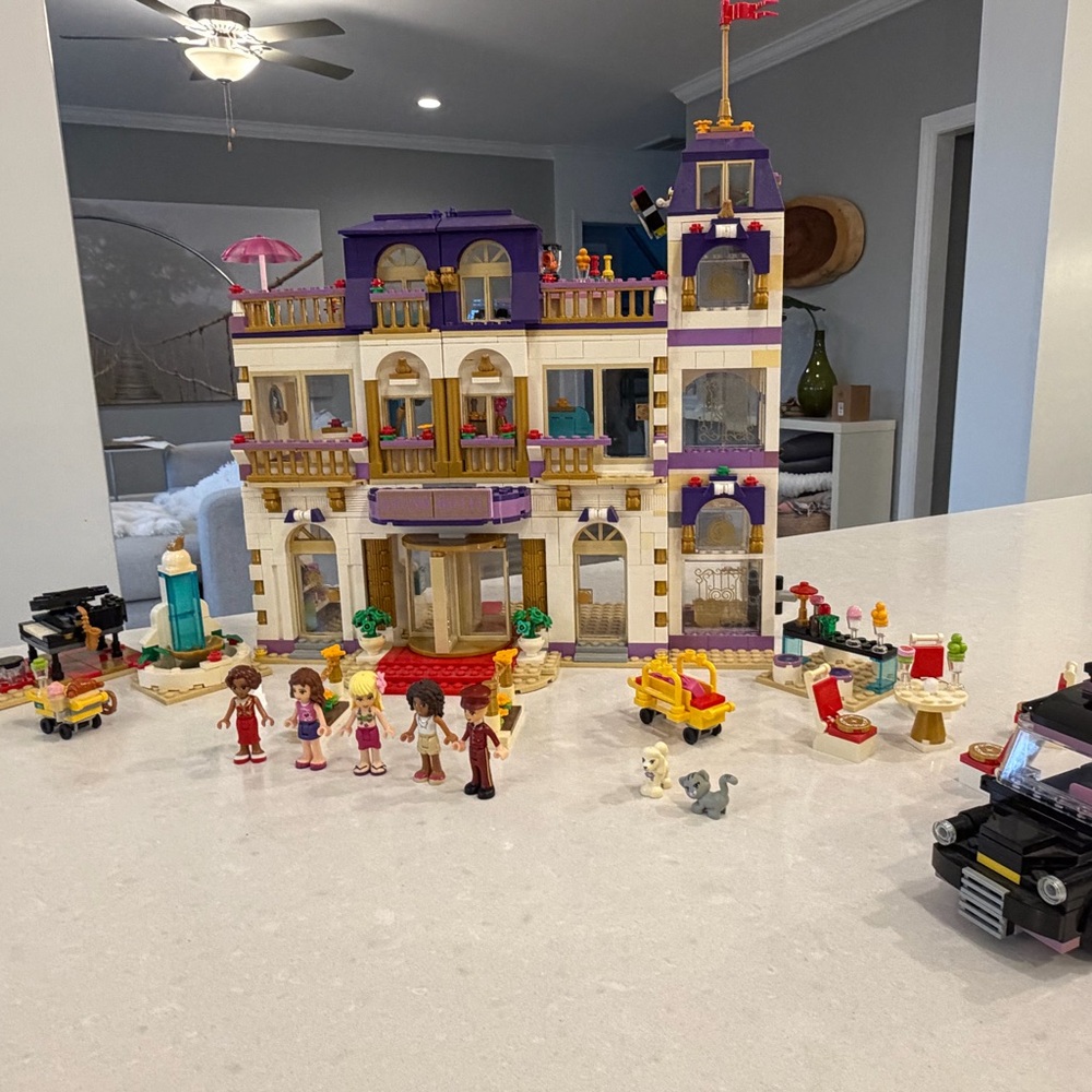 LEGO Friends Heartlake Grand Hotel (Set 41101)